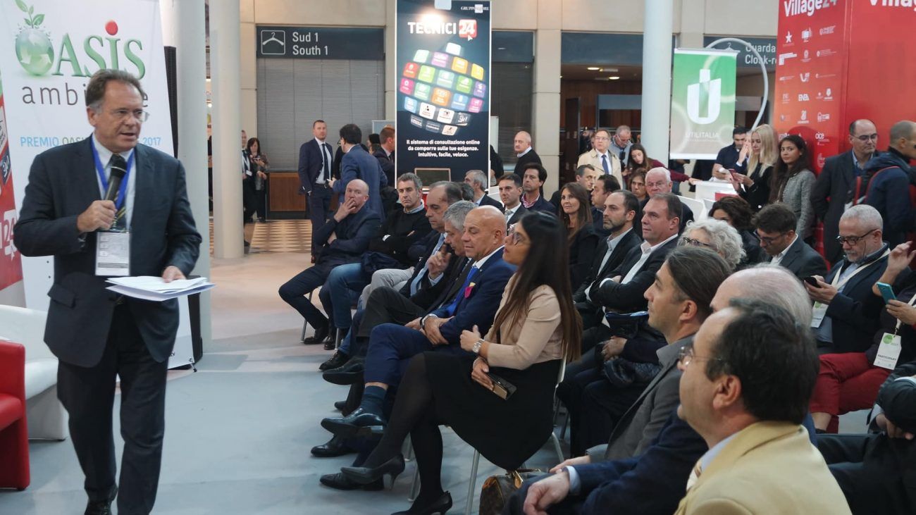 Alessandro Cecchi Paone presenta la cerimonia di premiazione degli Oasis Ambiente Award 2017 sul palco di 